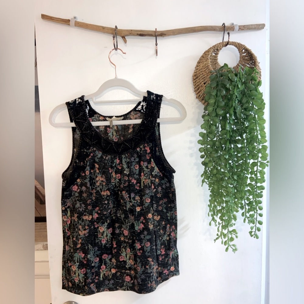 Tank top with crochet detail around neckline xs